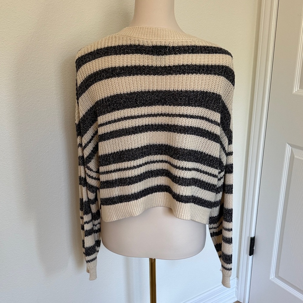 Billabong Striped Black and Cream cropped Women's Sweater Size Small - Picture 4 of 8